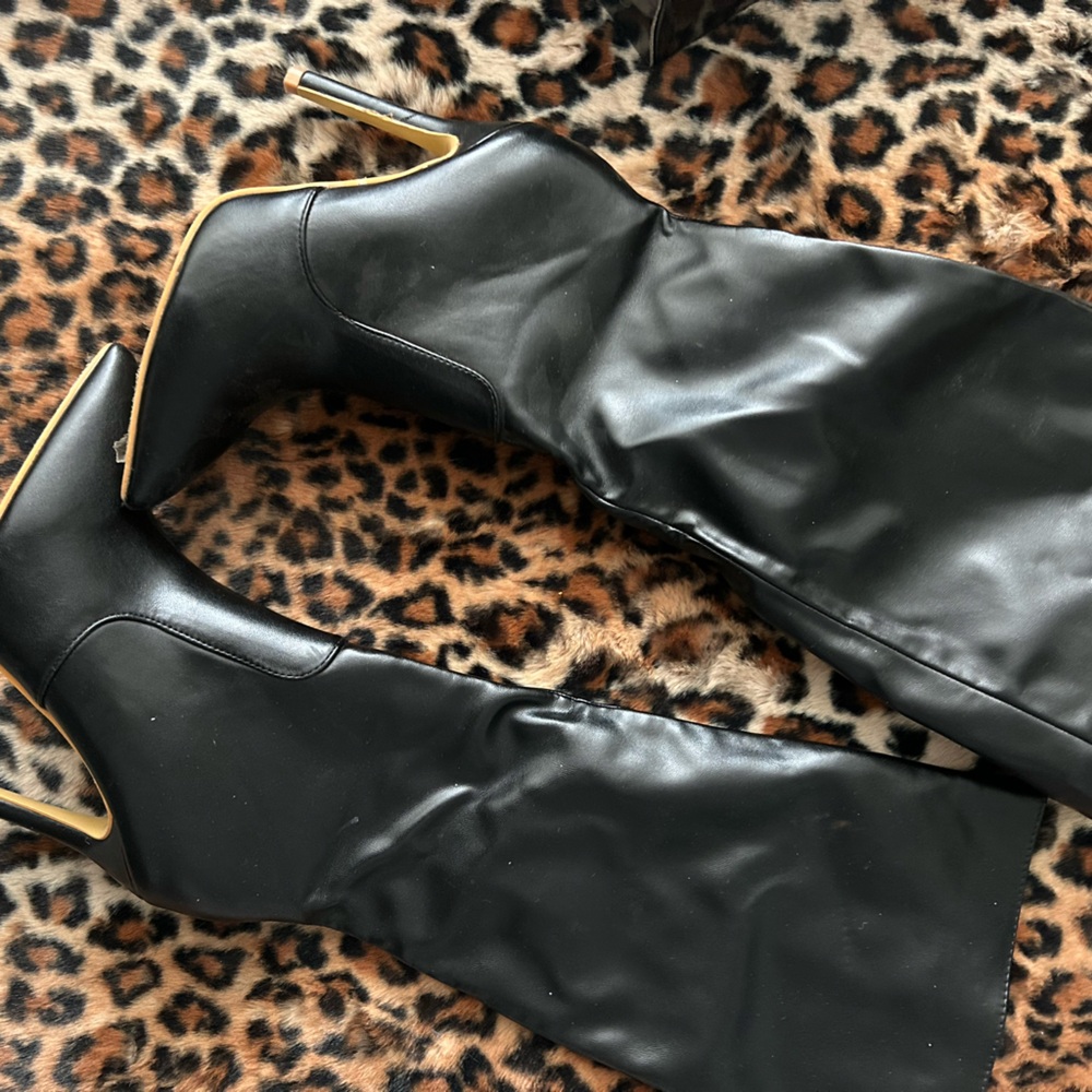 Black heeled boots 🐈‍⬛🖤